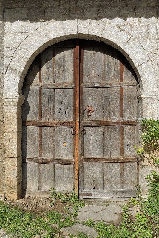 戈里察区Rruga Kristaq Tutulani街，旧无色，双叶，石墙上的圆拱木门。培拉特-阿尔巴尼亚- 070